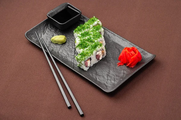 Sushi Mit Lachs Thunfisch Reis Ingwer Sojasauce Und Essstäbchen Für — Stockfoto