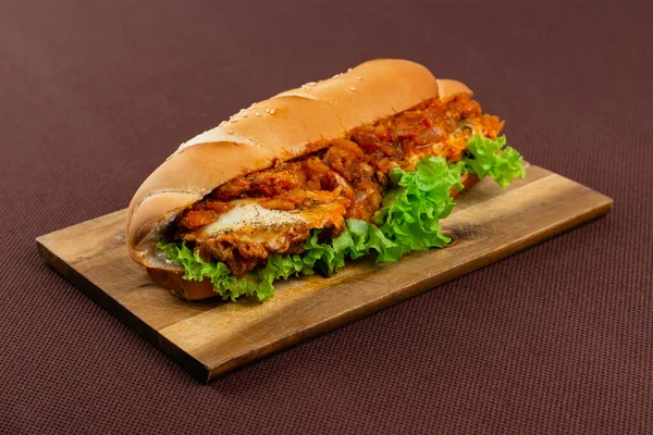 大三明治 肉馅番茄酱和生菜放在木制木板上 背景为褐色 — 图库照片