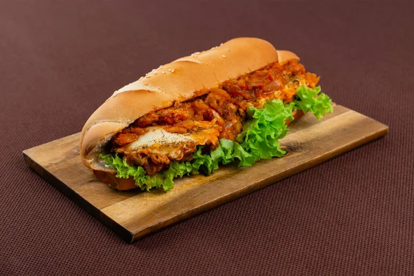 Gros Sandwich Viande Sauce Tomate Laitue Sur Une Planche Bois — Photo