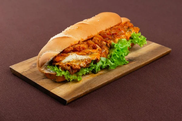 Sándwich Grande Con Carne Salsa Tomate Lechuga Sobre Una Tabla —  Fotos de Stock