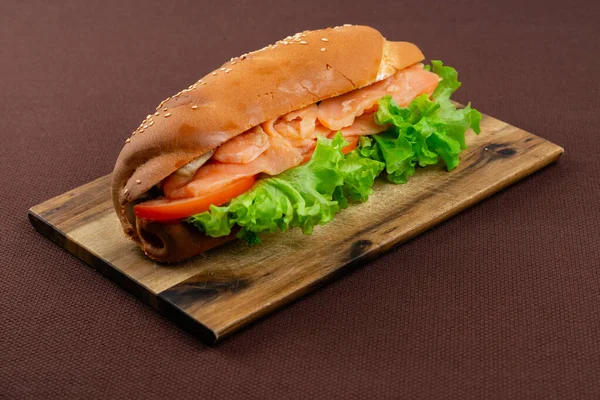 Gros Sandwich Avec Saumon Laitue Sur Une Planche Bois Sur — Photo