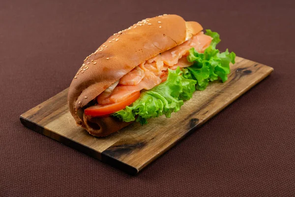 Gros Sandwich Avec Saumon Laitue Sur Une Planche Bois Sur — Photo