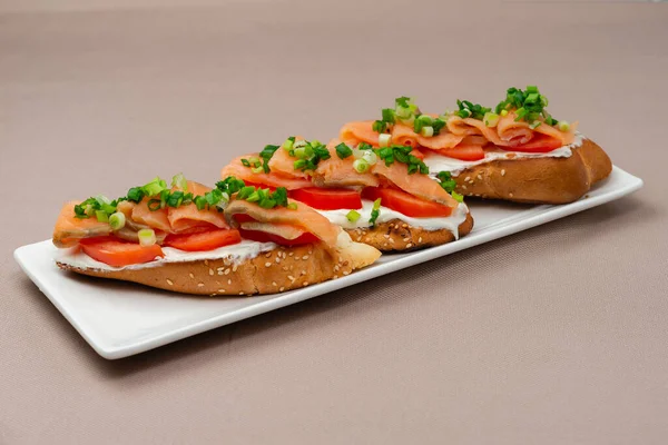 Sandwich Pain Avec Saumon Fromage Tomates Oignon Sur Une Assiette — Photo