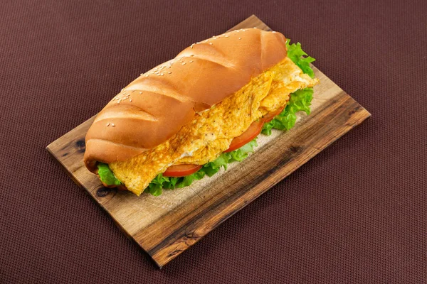 Panino Grande Con Omelette Pomodori Lattuga Una Tavola Legno Fondo — Foto Stock