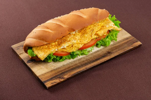 Grote Sandwich Met Omelet Tomaten Kruiden Een Houten Plank Een — Stockfoto