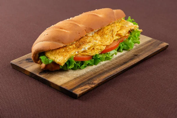 Sándwich Grande Con Tortilla Tomates Hierbas Una Tabla Madera Sobre — Foto de Stock