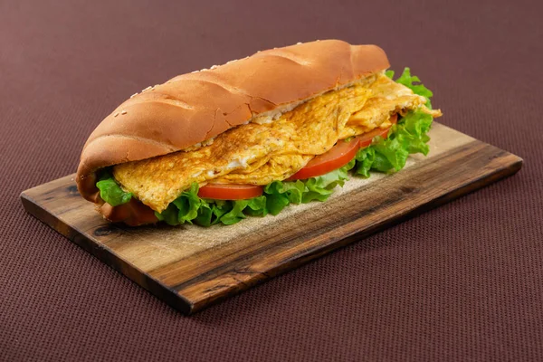 Grand Sandwich Avec Omelette Tomates Herbes Sur Une Planche Bois — Photo