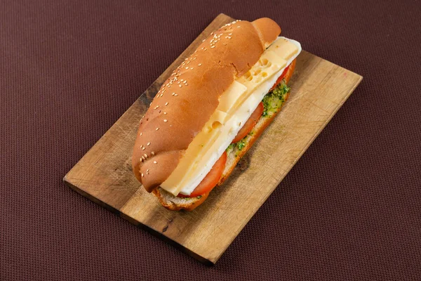 Gros Sandwich Avec Deux Types Fromage Tomates Herbes Sur Une — Photo