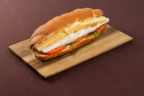 Grote Sandwich Met Twee Soorten Kaas Tomaten Kruiden Een Houten — Stockfoto