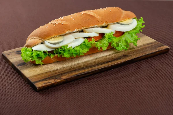 Grand Sandwich Aux Œufs Hachés Bouillis Tomates Herbes Sur Une — Photo