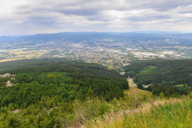 Teleferiğe ve şehre bakan manzaralı yaz dağları manzarası