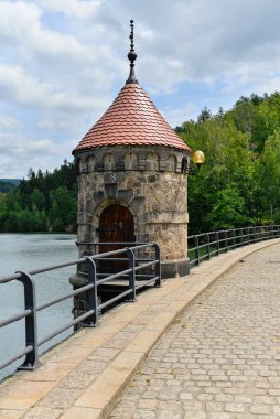 Göldeki ormandaki eski güzel baraj kulesi
