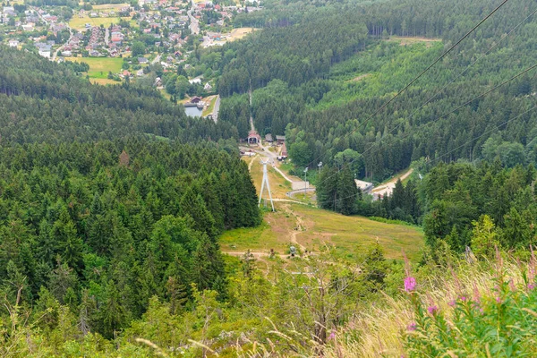Sommer Berglandschaft Mit Blick Auf Die Seilbahn Und Die Stadt — Stockfoto