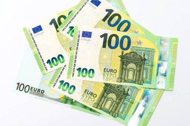 Beyaz arka planda 100 avroluk banknotlar
