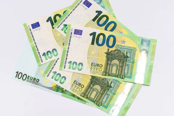 白い背景に100ユーロの紙幣がいくつかあり — ストック写真