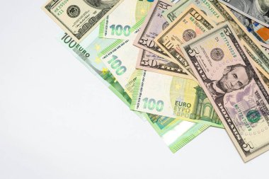 Beyaz arka planda birkaç dolar ve euro banknotları