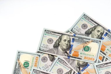 Beyaz arka planda birkaç dolarlık banknotlar