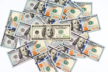 Beyaz arka planda birkaç dolarlık banknotlar