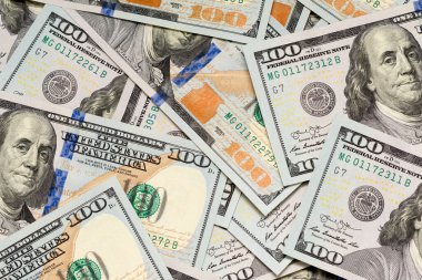 Beyaz arka planda birkaç dolarlık banknotlar