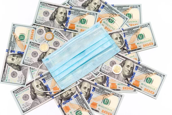 Máscara Médica Azul Billetes 100 Dólares Sobre Fondo Blanco — Foto de Stock