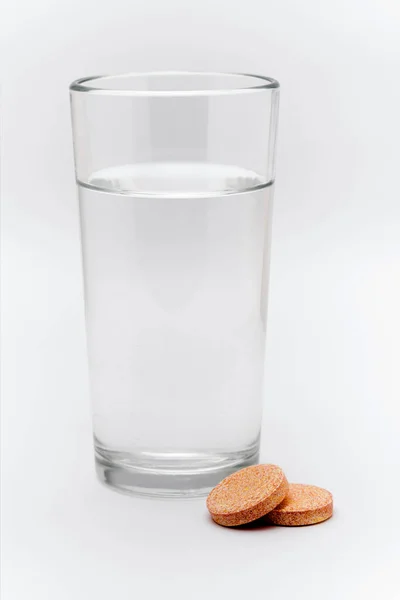 Taza Vidrio Con Agua Vitaminas Efervescentes Solubles Agua Sobre Fondo —  Fotos de Stock