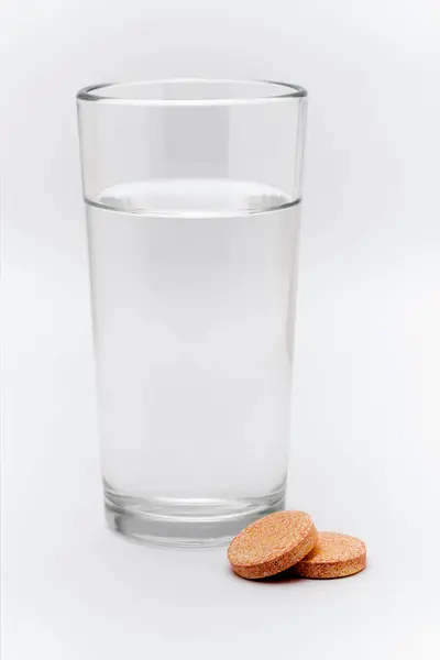 Растворимые Шипучие Мультивитамины Возле Стакана Воды Белом Фоне — стоковое фото