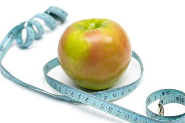 Beyaz arka planda eski mavi şeritli elma.