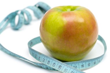 Beyaz arka planda eski mavi şeritli elma.