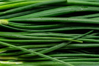 Beyaz arka planda bir sürü taze soğan.