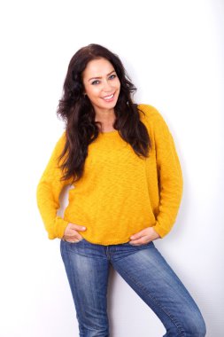 Ceplerinde gülümseyen kadın ile ayakta eller