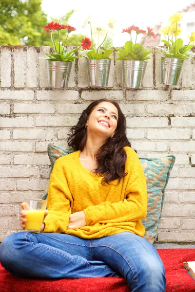 Cómoda mujer con jugo de naranja —  Fotos de Stock