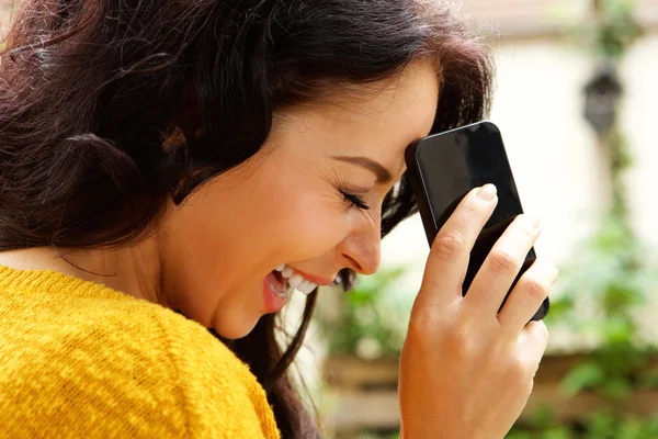 Donna ridente con cellulare a faccia — Foto Stock