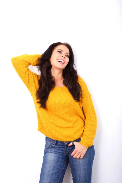 Senhora feliz rindo com a mão no cabelo — Fotografia de Stock