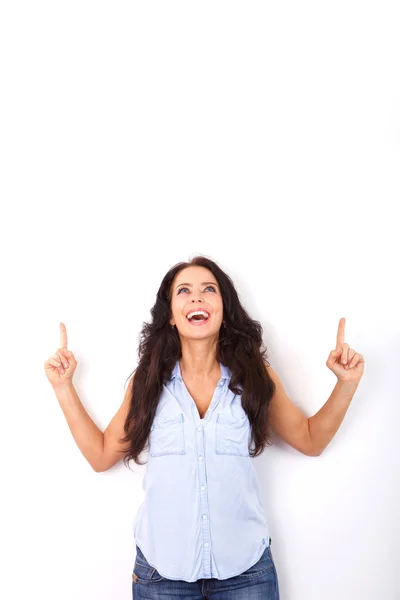 Mulher feliz apontando os dedos para cima na emoção — Fotografia de Stock