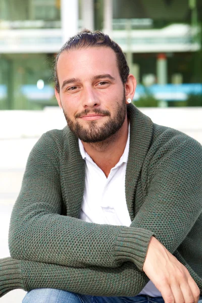 Bel homme avec la barbe assis et souriant — Photo