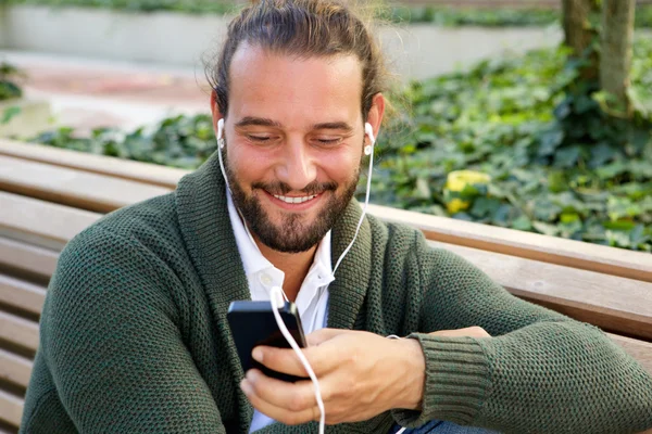 Uomo felice in possesso di smart phone — Foto Stock