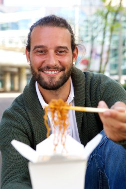 Sunan noodle çubuklarla çıkart