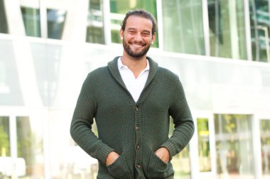 Sakal dışında gülümseyen cool adam