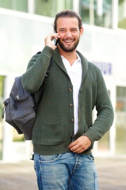 Dışında cep telefonuyla konuşan adam