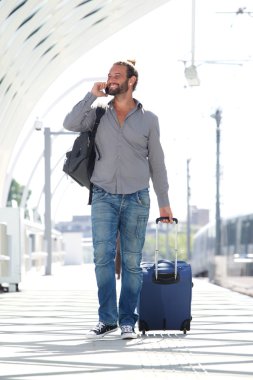 Hareket eden telefon ile yürüyen adam seyahat