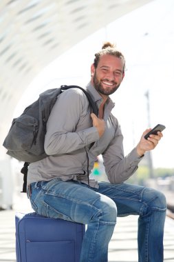 Yakışıklı adam akıllı telefon ile