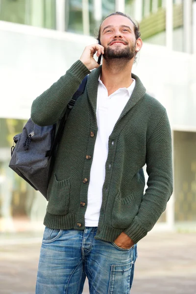 Man met de tas praten op mobiele telefoon buiten — Stockfoto
