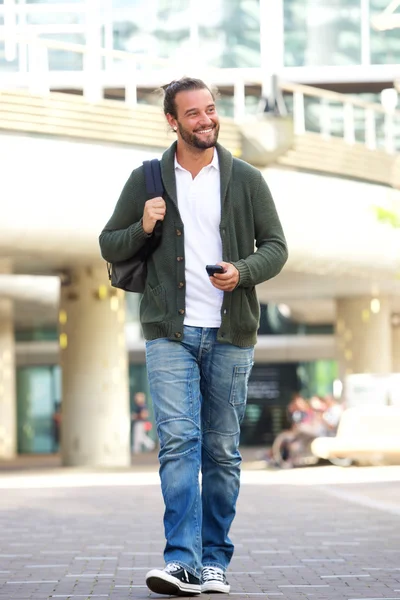 Homem legal andando com telefone celular — Fotografia de Stock