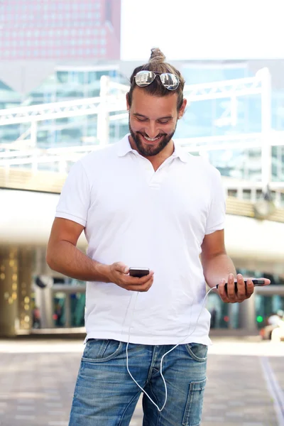 Gülümseyen adam cep telefonu tutan — Stok fotoğraf