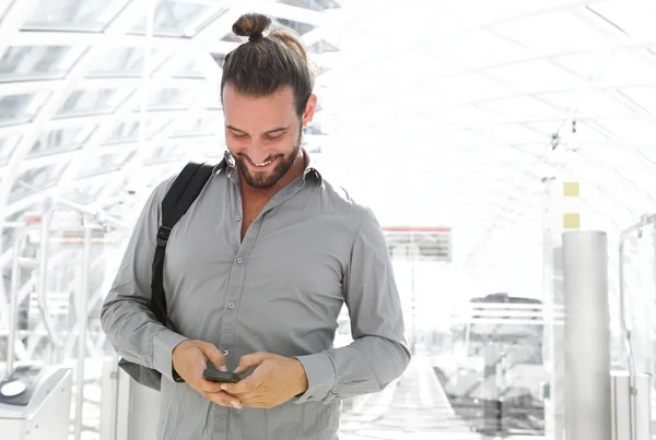 Sorrindo homem segurando telefone celular — Fotografia de Stock