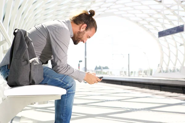 Viajando homem esperando com telefone celular — Fotografia de Stock