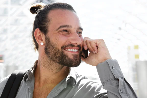 Glimlachende man met baard praten over telefoon — Stockfoto