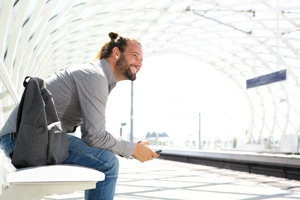 Homme souriant avec téléphone portable — Photo