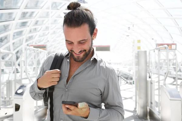 Viajante sorrindo ao telefone — Fotografia de Stock