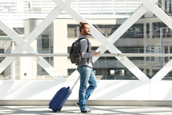 Volledige lengte man lopen met koffer — Stockfoto